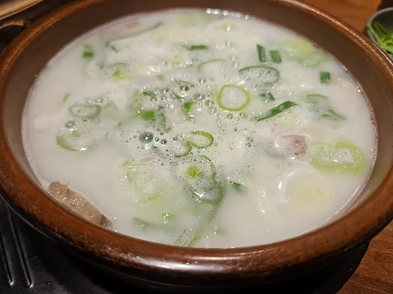 뽀얀 국물이 인상적인 순대국