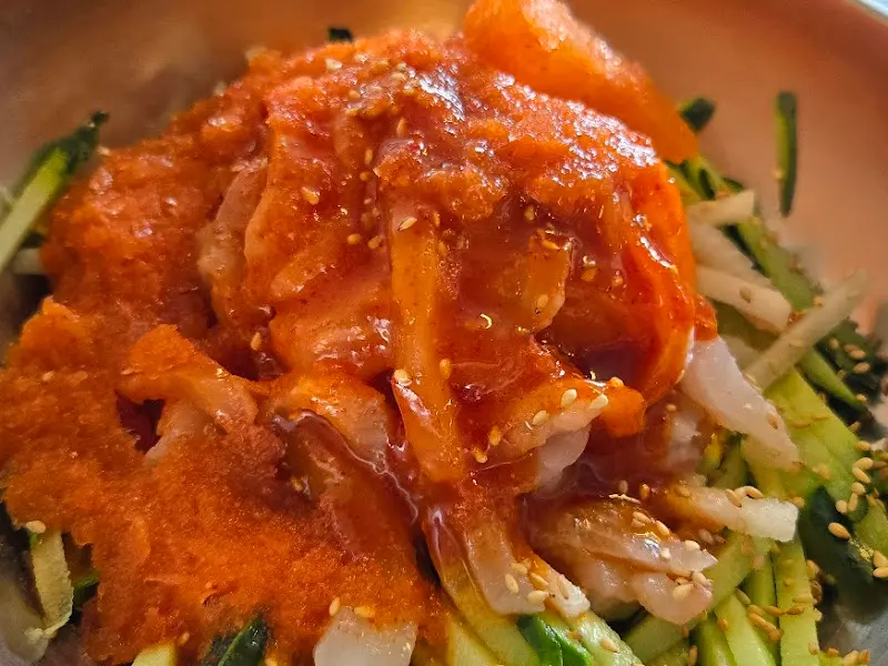 싱싱한 회와 채소가 가득 담긴 영덕막회의 물회