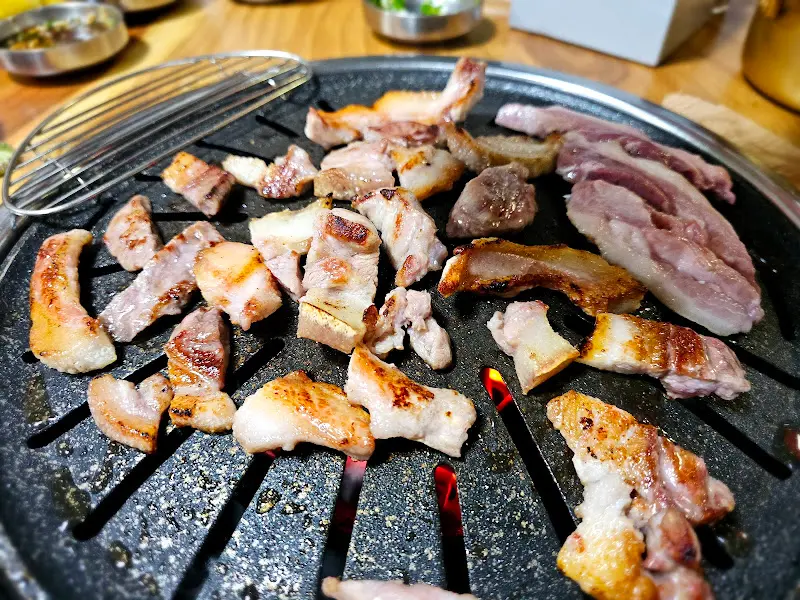 숯불 위에 익어가는 돼지갈비