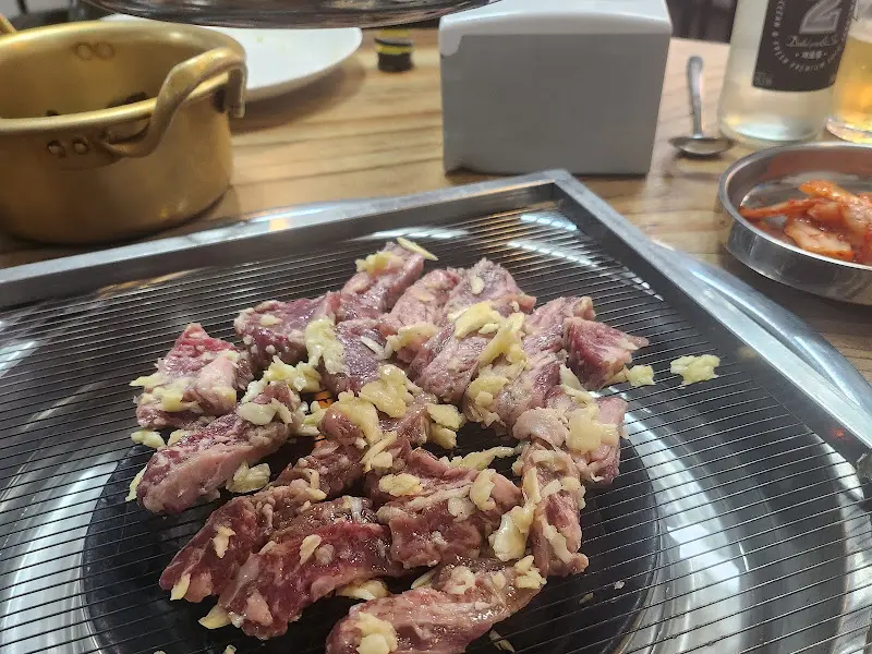 노릇노릇 익어가는 돼지갈비