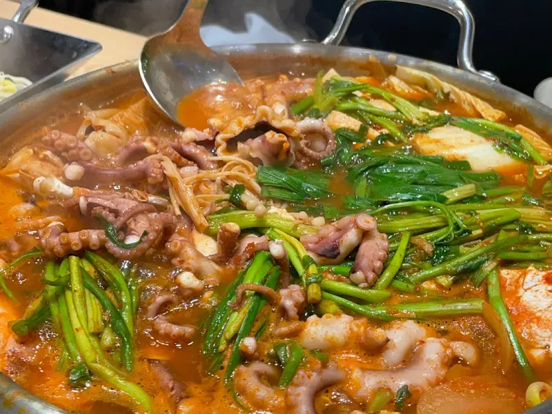 보글보글 끓는 낙지전골