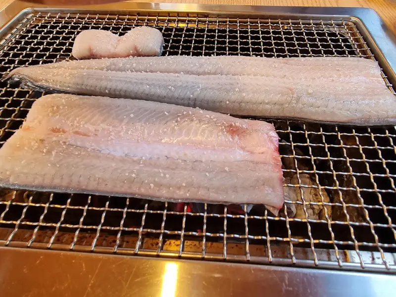 숯불 위에서 구워지는 장어