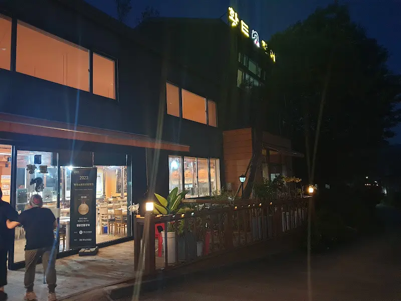 밤에 본 식당 외관