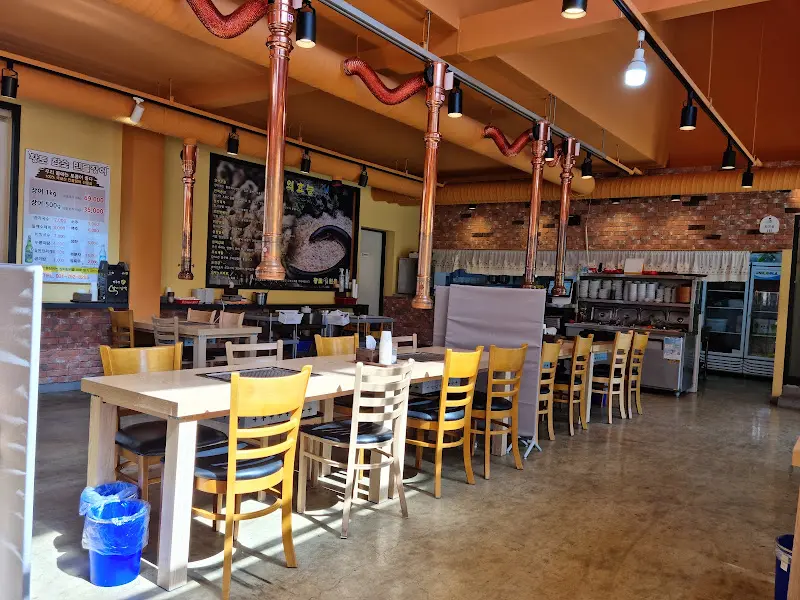 넓은 식당 내부