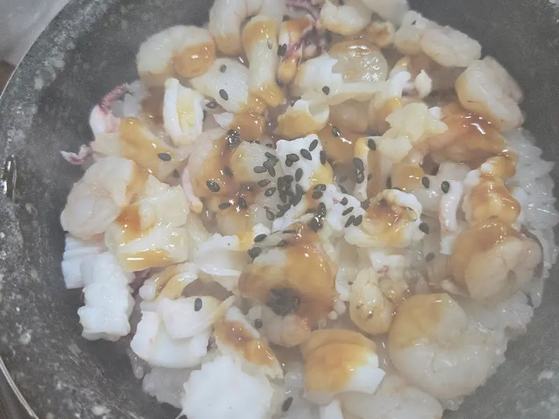 마가린에 비빈 성게전복돌솥밥