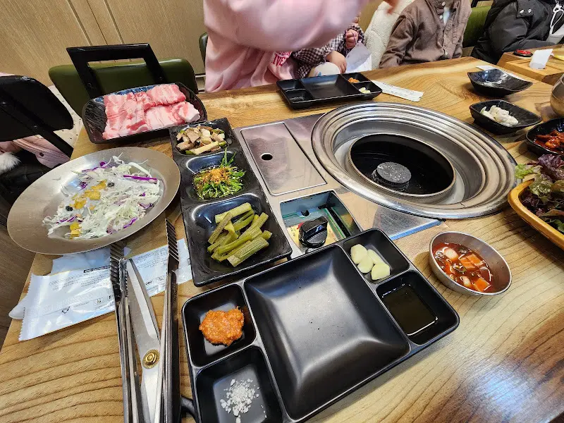 푸짐하게 차려진 테이블