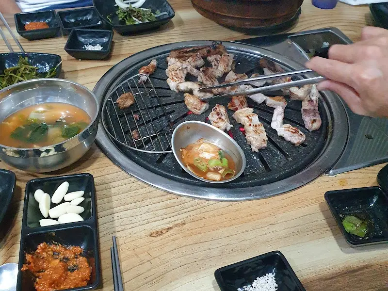 숯불 위에서 익어가는 갈비