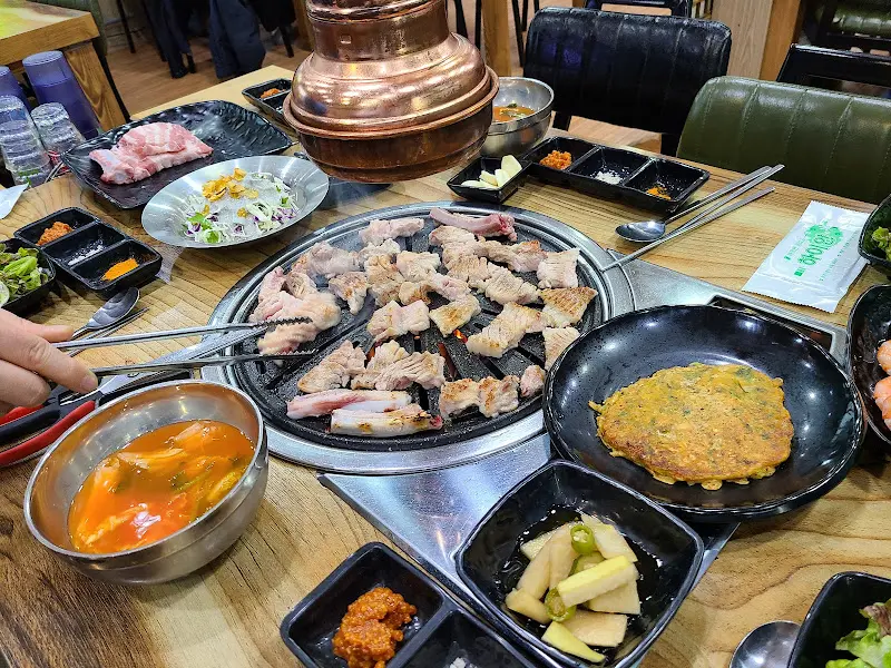 밑반찬과 함께 구워진 갈비