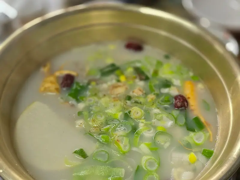 뽀얀 국물에 파가 듬뿍 올려진 스지탕