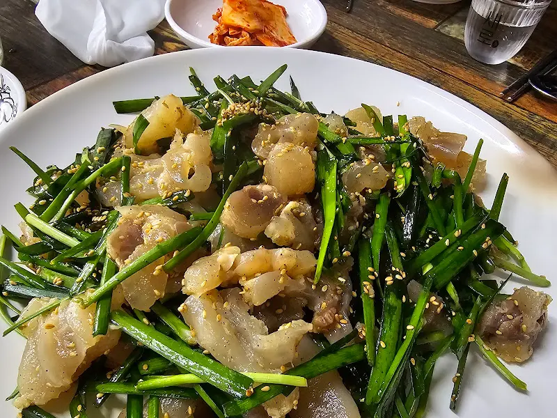 윤기가 흐르는 스지무침