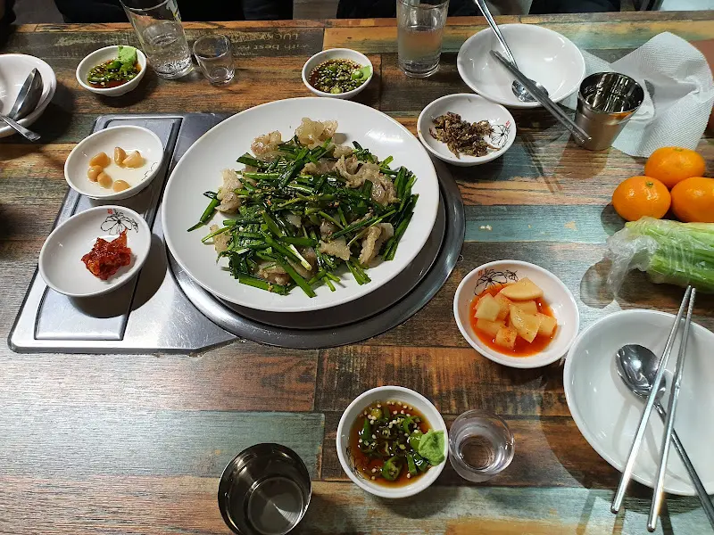 한 상 가득 차려진 스지탕, 스지무침, 밑반찬