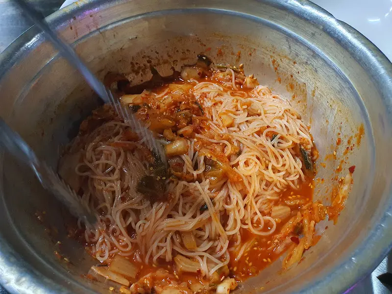 매콤한 양념에 버무려진 비빔국수
