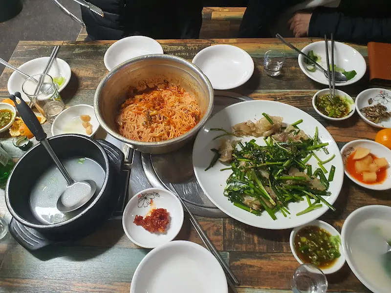 스지탕, 스지무침, 비빔국수, 밑반찬이 차려진 테이블