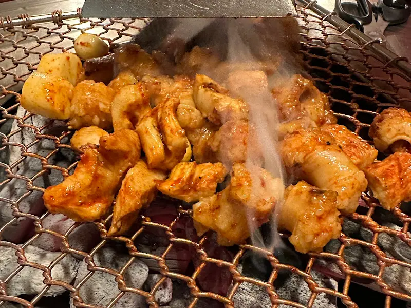 숯불 위에서 구워지는 모듬구이