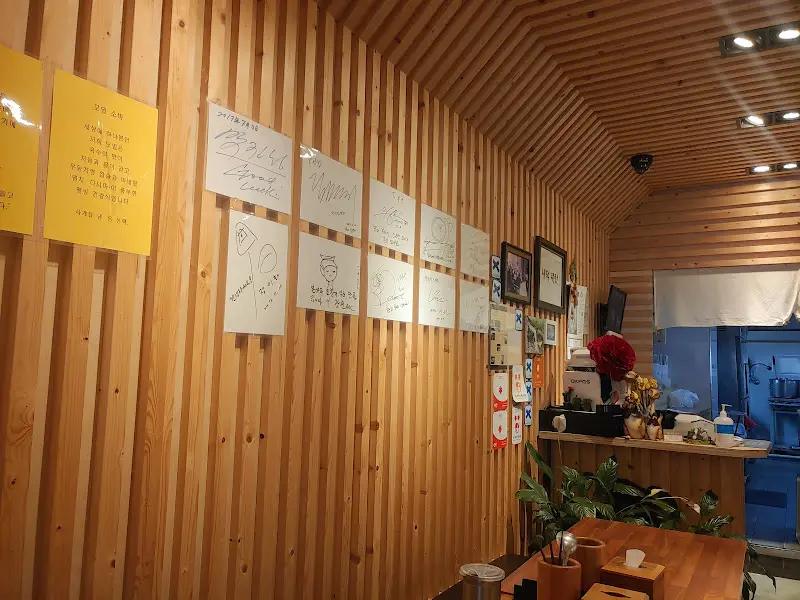 벽면을 가득 채운 낙서들