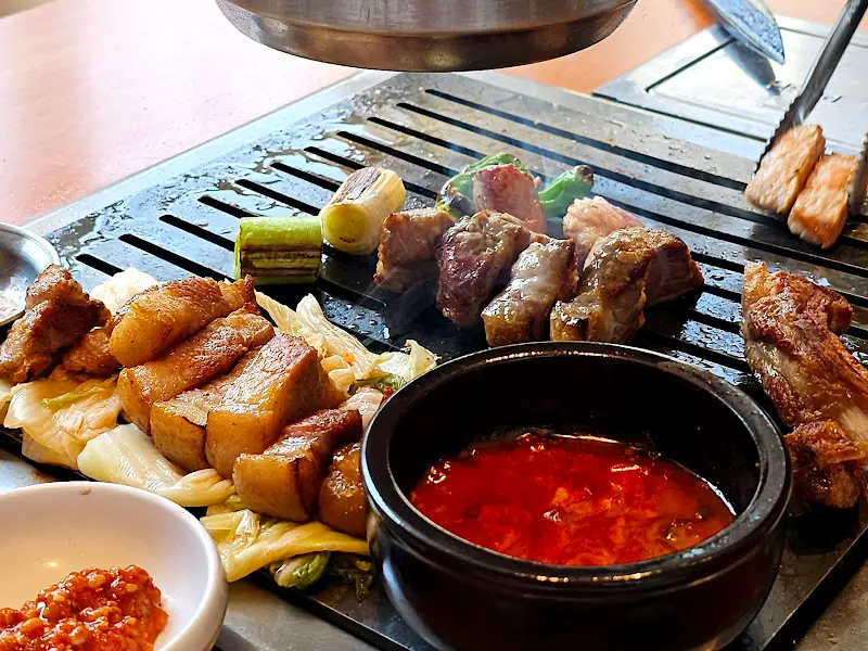 잘 구워진 돼지고기와 다양한 곁들임