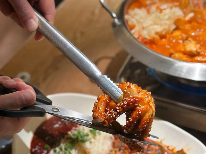 직화낙지볶음을 자르는 모습