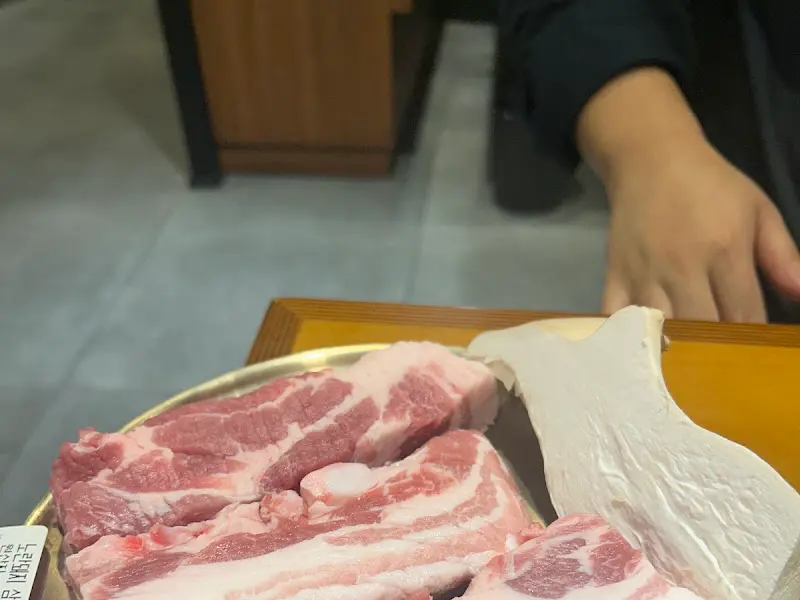 선홍빛 자태를 뽐내는 꽃살