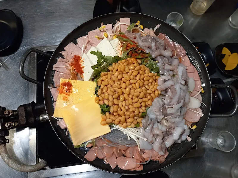 푸짐한 낙지 부대찌개