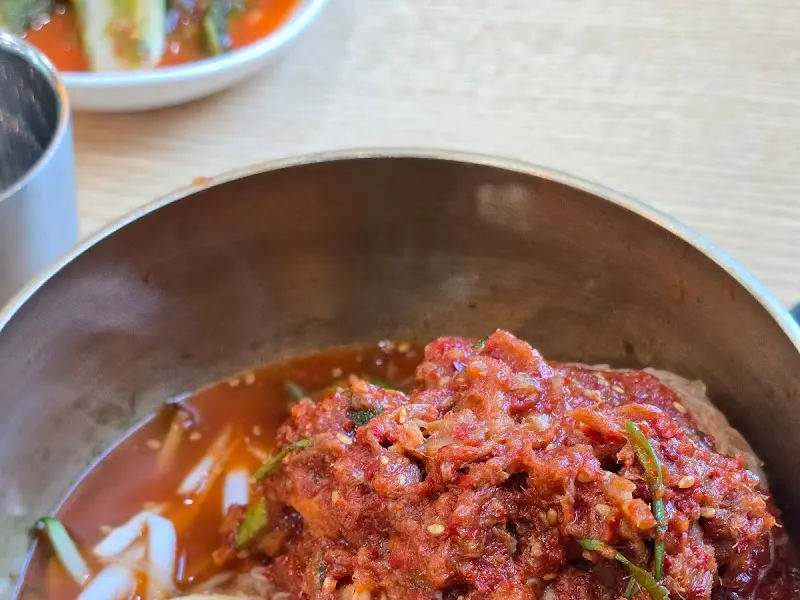 군침 도는 회냉면