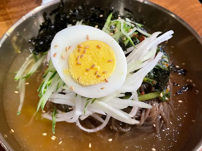 비빔 막국수의 정갈한 모습