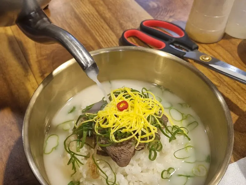 온반에 육수를 붓는 모습