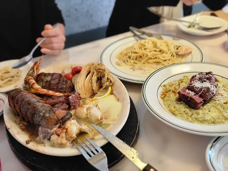 스테이크와 파스타를 즐기는 사람들