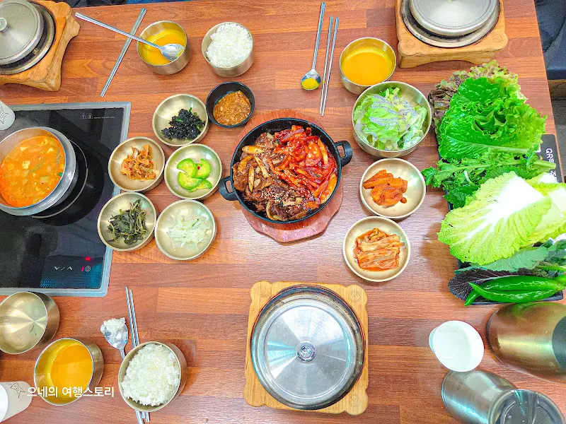 한 상 가득 차려진 쌈밥 정식