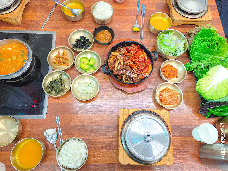 들꽃쌈밥 내부 인테리어