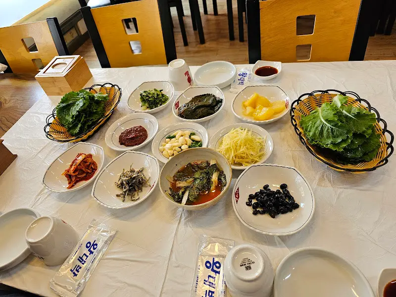 푸짐한 밑반찬과 장어