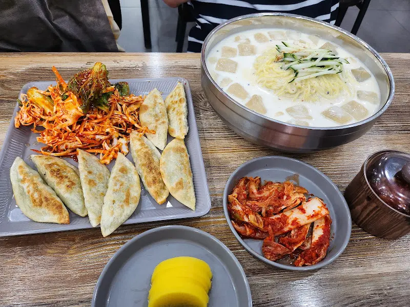 고기국수와 비빔만두 한 상