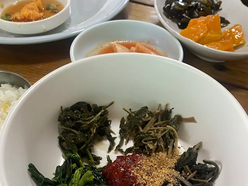 다채로운 색감의 산채비빔밥