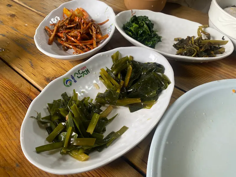 정갈하게 담긴 나물들