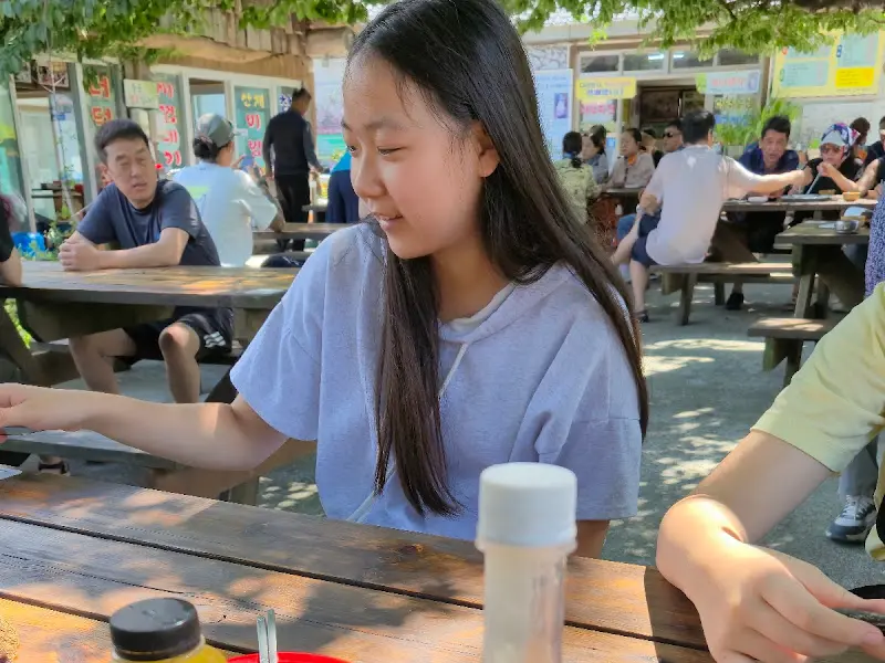 식사 중인 사람들