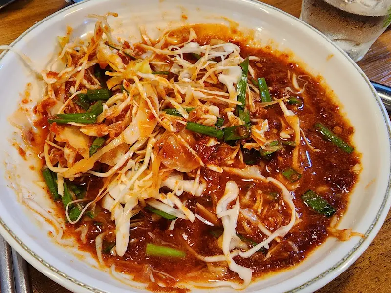 새빨간 양념에 버무려진 양배추 샐러드