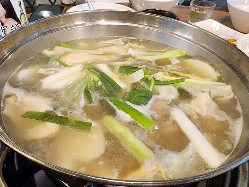 뽀얀 국물 위로 닭 한 마리가 통째로 들어간 닭한마리