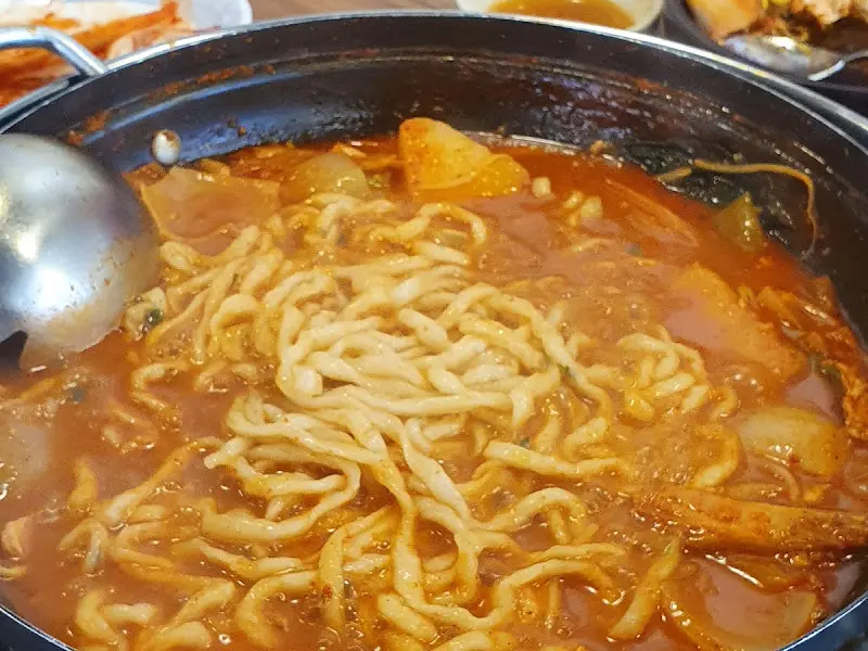 닭 육수를 듬뿍 머금은 칼국수 사리