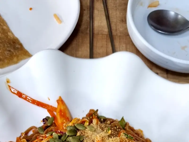 맛있게 비워진 쟁반국수 그릇