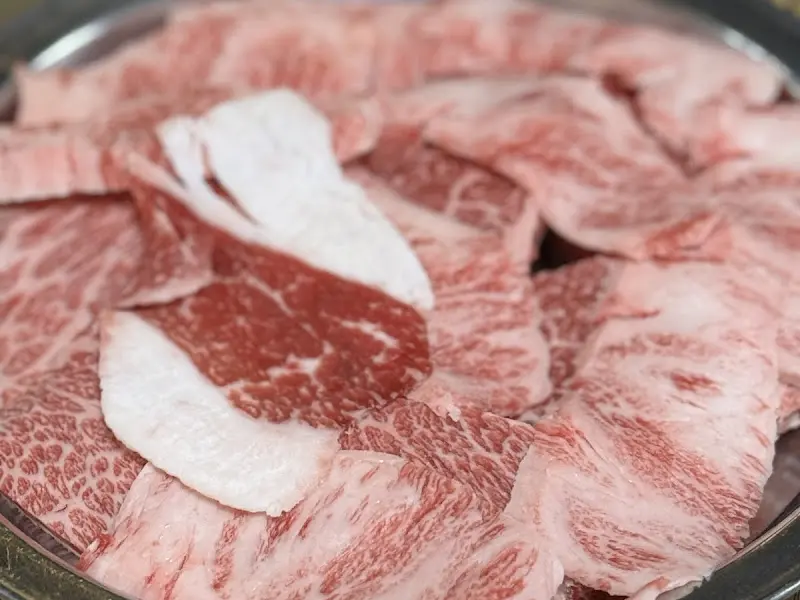 선홍빛 마블링의 한우 등심