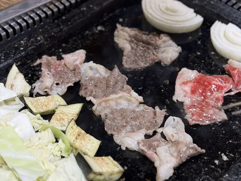 불판 위의 소고기와 채소