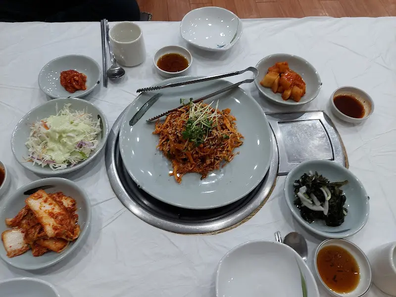 정갈하게 담겨 나온 밑반찬들