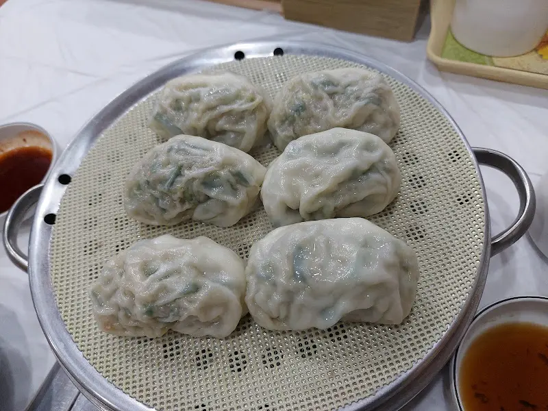 윤기가 자르르 흐르는 고기 손만두