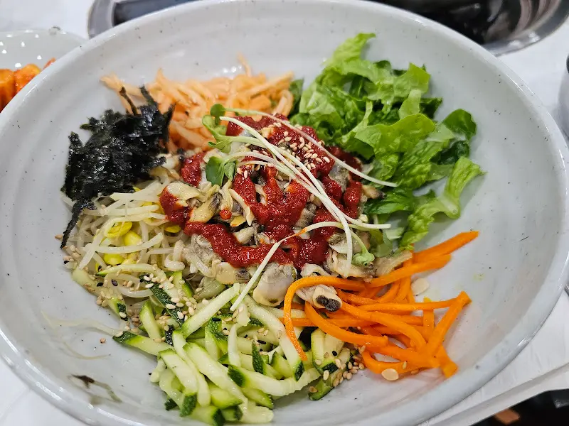 바지락 비빔밥의 화려한 색감
