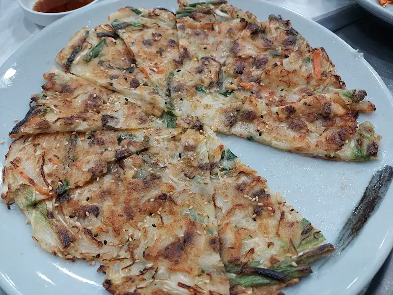 바삭하게 구워진 바지락 전