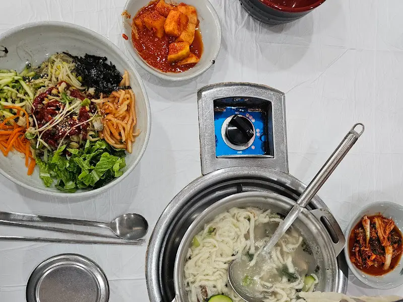 개인 냄비에 끓여먹는 바지락 칼국수