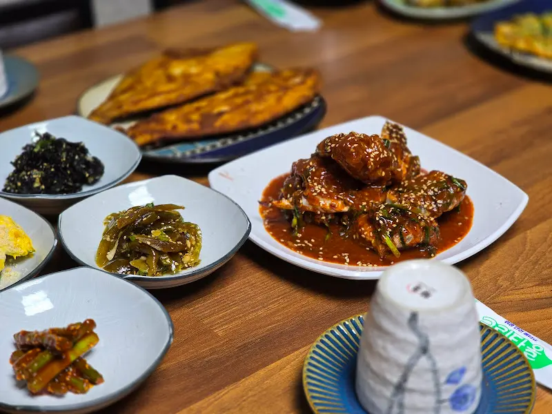 다채로운 반찬들이 놓인 한 상 차림