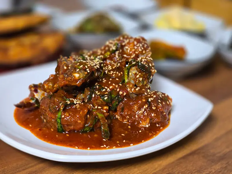 윤기가 흐르는 양념게장의 클로즈업 샷