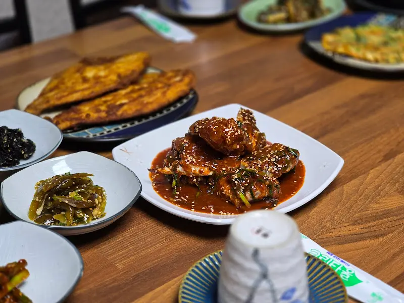 정갈하게 담긴 반찬들