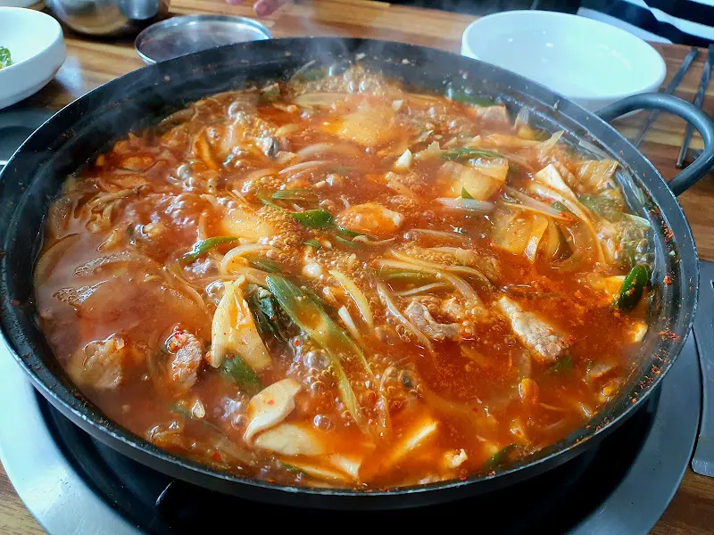 푸짐한 돼지찌개 한 상