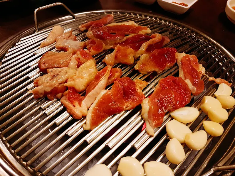 숯불 위에 구워지는 오리